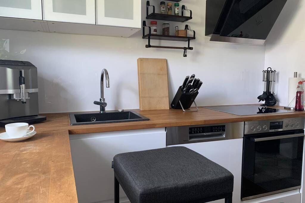 Gemuetliche 3 Zimmer Wohnung Mit Grosszuegiger Terrasse Im Gruenen Reutlingen Extérieur photo