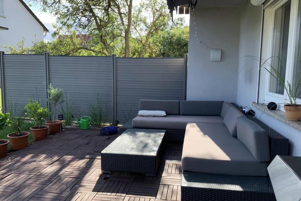 Gemuetliche 3 Zimmer Wohnung Mit Grosszuegiger Terrasse Im Gruenen Reutlingen Extérieur photo