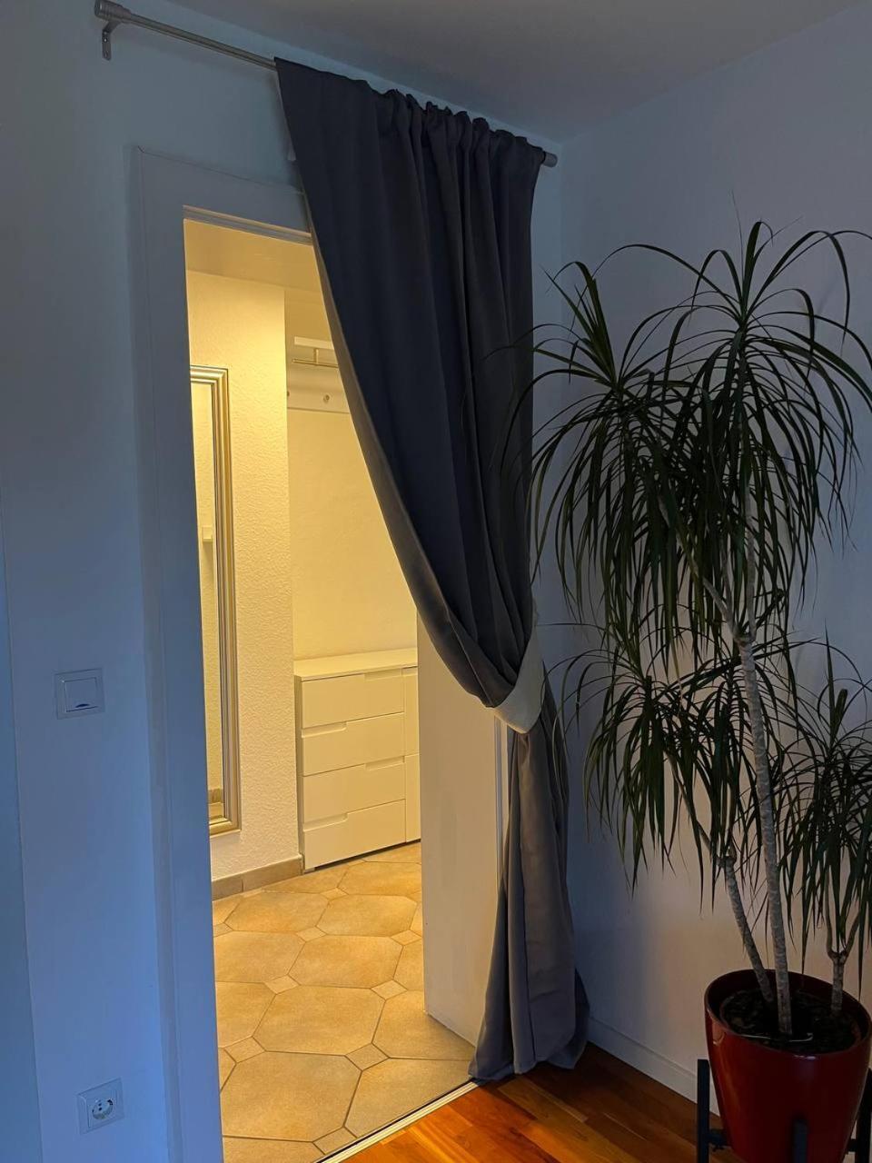 Gemuetliche 3 Zimmer Wohnung Mit Grosszuegiger Terrasse Im Gruenen Reutlingen Extérieur photo